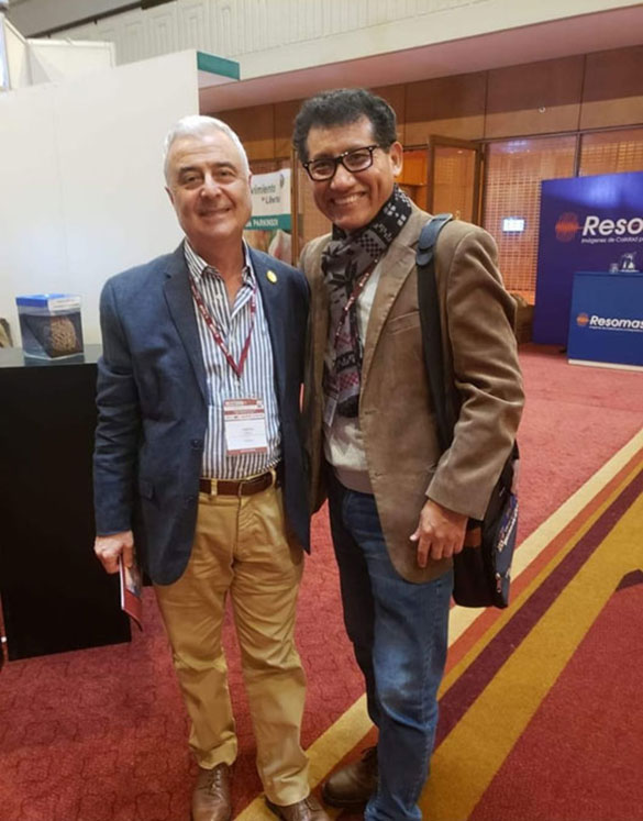 El Dr. Zea en el "Curso Internacional de Neurociencias 2019", organizado por el Instituto Nacional de Ciencias Neurológicas, al lado del Gran Maestro Dr. Sergio Carmona, Neuro-Otólogo argentino, Presidente de la FINO (Fundación Iberoamericana de Neuro-Otología), gran amigo y mentor, responsable de su inclinación hacia la Neuro-Otología (Trastornos de Movimientos Oculares), la misma que se llevó a cabo en el año 2003 en el INEBA (Instituto de Neurociencias de Buenos Aires, Argentina)
