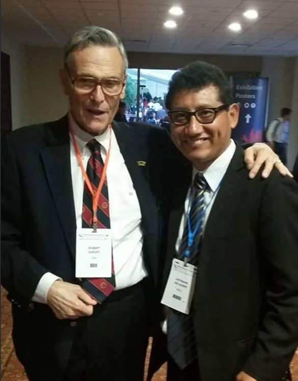 El Dr. Zea, con el Gran Maestro Neurólogo Estadounidense ROBERT B DAROFF, Pionero en Movimientos Oculares a nivel mundial, en el marco del Congreso Mundial de Neurología (Chile, 2015).